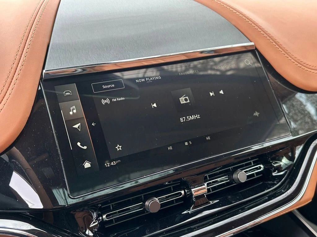 2026 Aston Martin DBX 707 - Photo 25