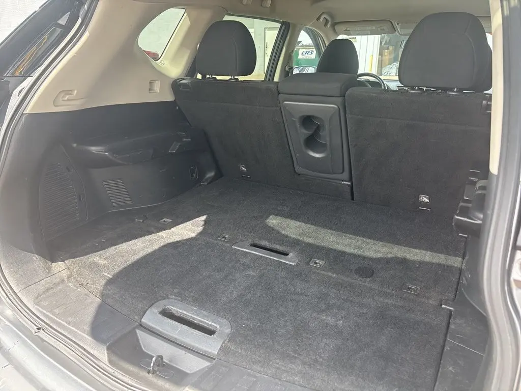 2017 Nissan Rogue SV photo 12