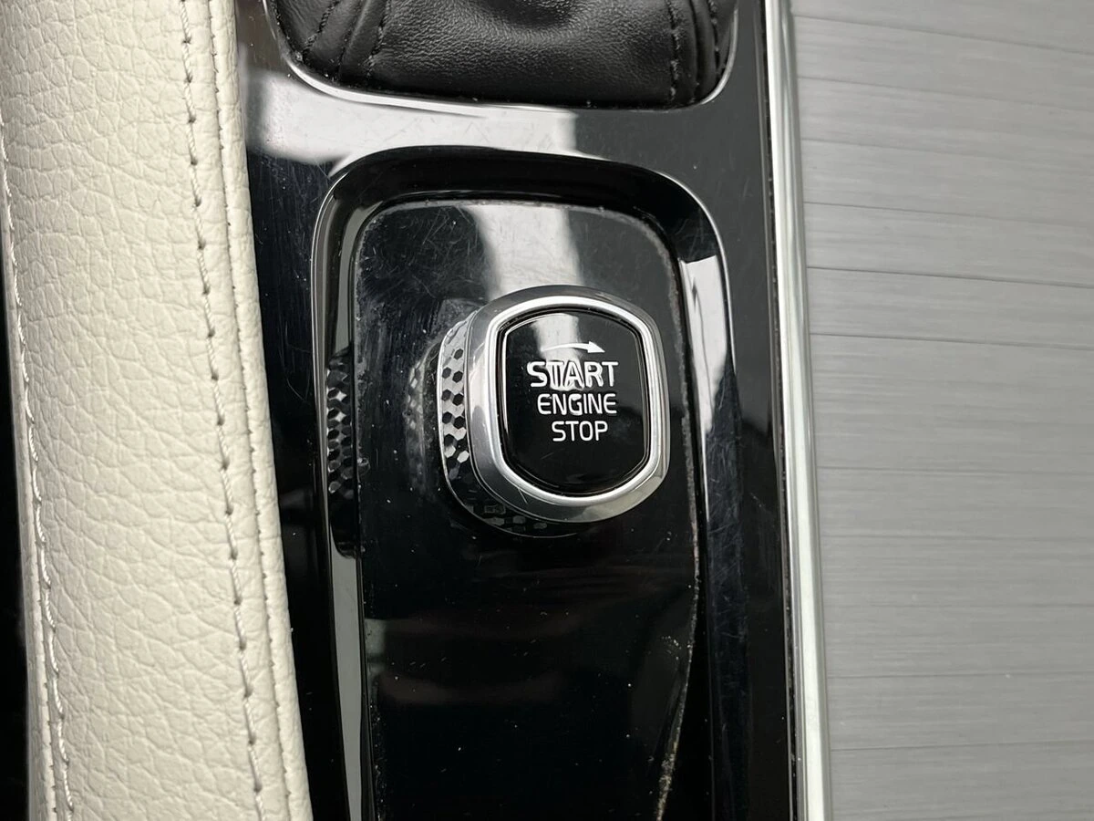 2022 Volvo - image 22