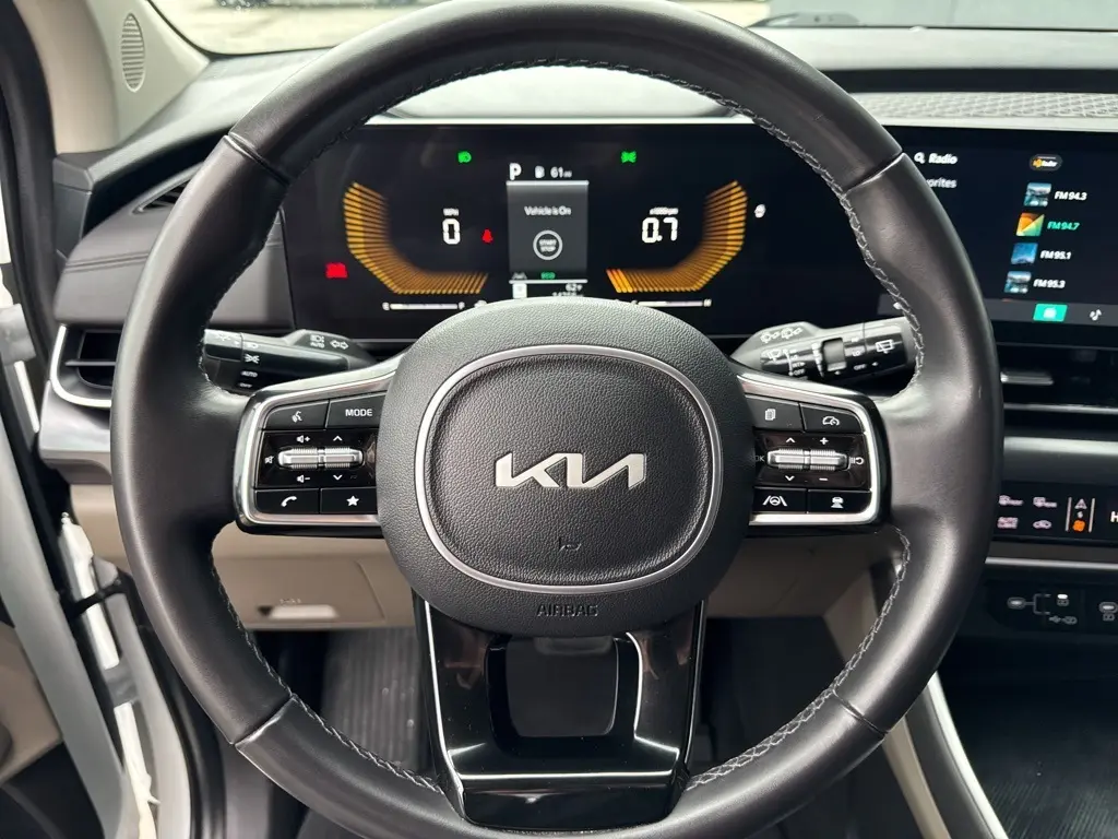 2025 Kia Carnival LXS photo 3