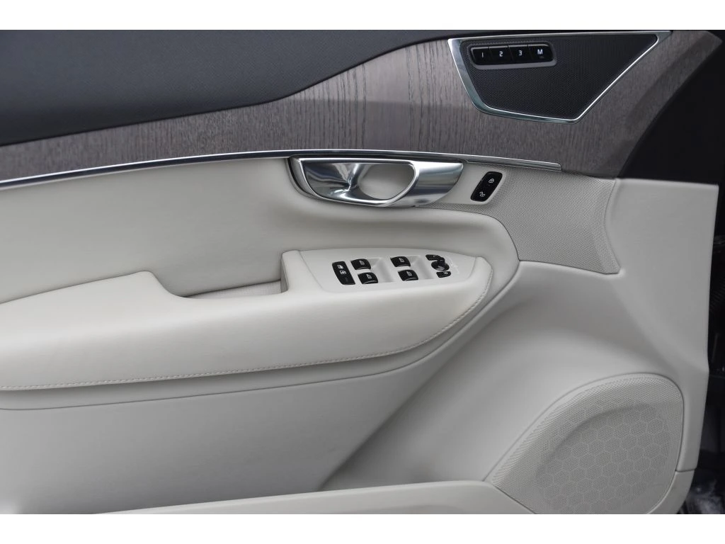 2023 Volvo - image 28