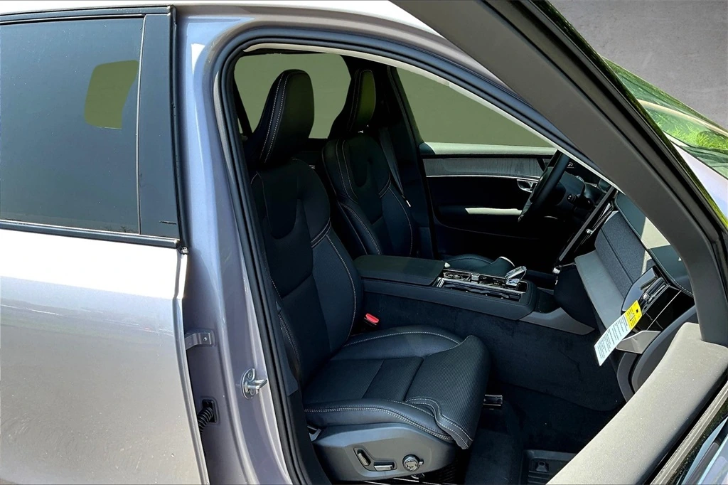 2026 Volvo - image 11