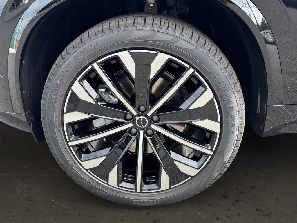 2026 Volvo - image 25