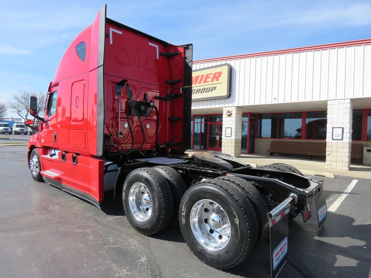 2022 Freightliner Cascadia - image 3