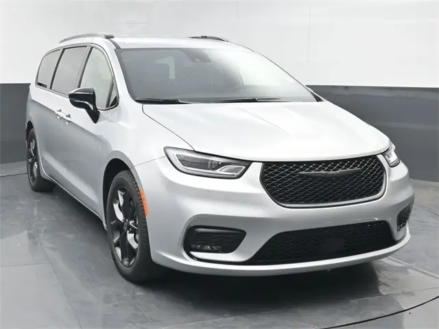 2026 Chrysler Pacifica Select's photo