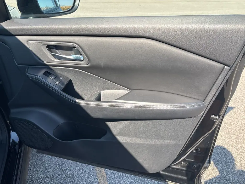 2024 Nissan Rogue SV photo 12