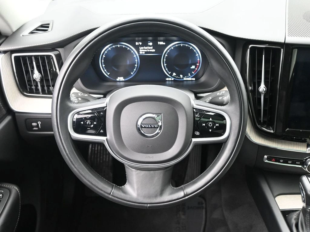 2020 Volvo - image 23