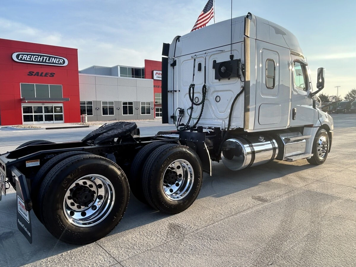 2024 Freightliner Cascadia — photo 4