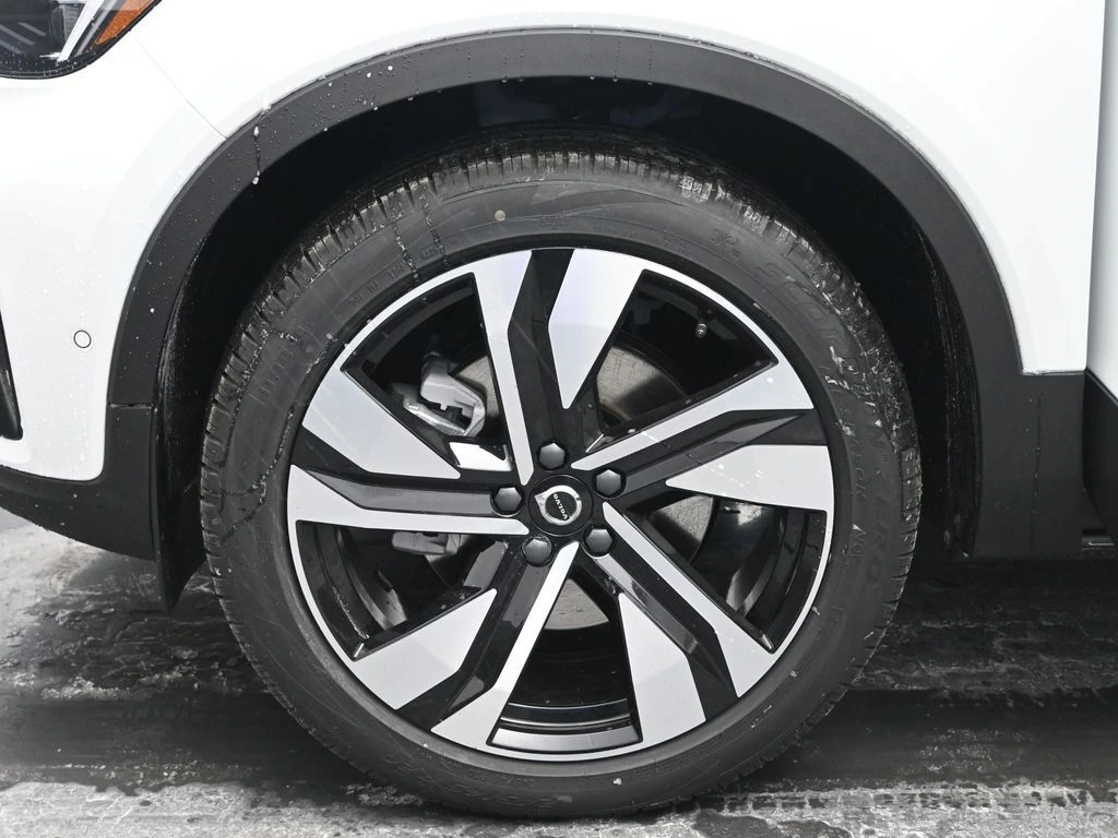 2026 Volvo - image 28