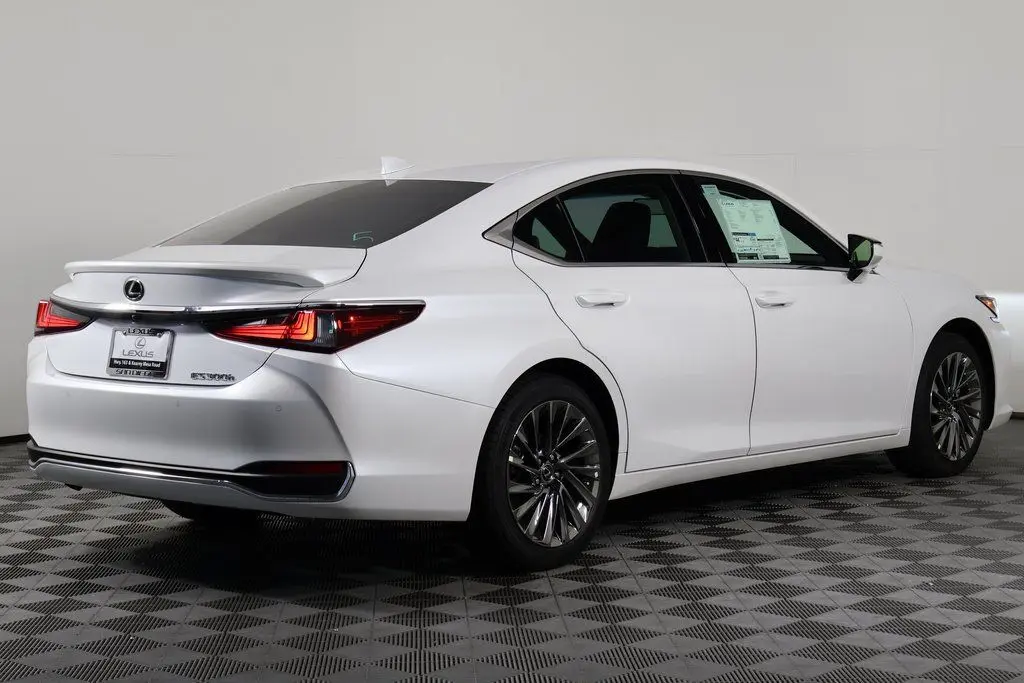 2025 Lexus ES 300h Luxury photo 2