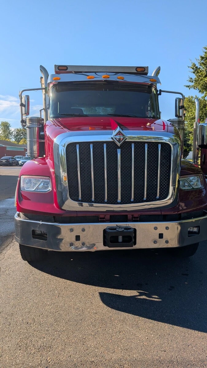 2019 International HX - image 2