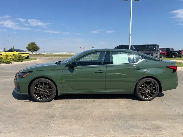 2025 Nissan Altima 2.5 SR photo 4