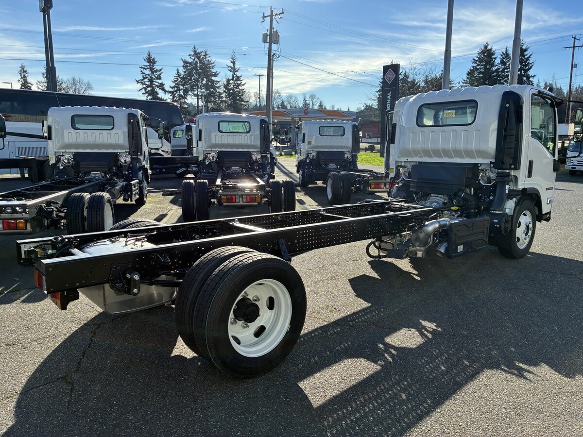 2026 Isuzu NRR in Mount Vernon, WA — photo 2