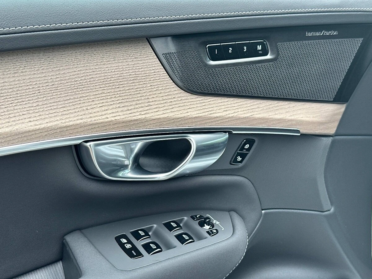 2026 Volvo - image 16