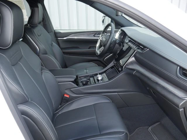 2025 Jeep Grand Cherokee Overland - Photo 29