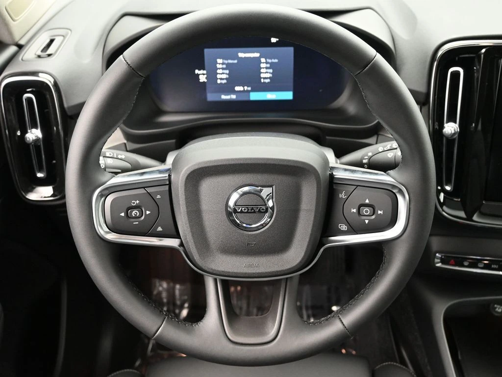 2025 Volvo - image 19