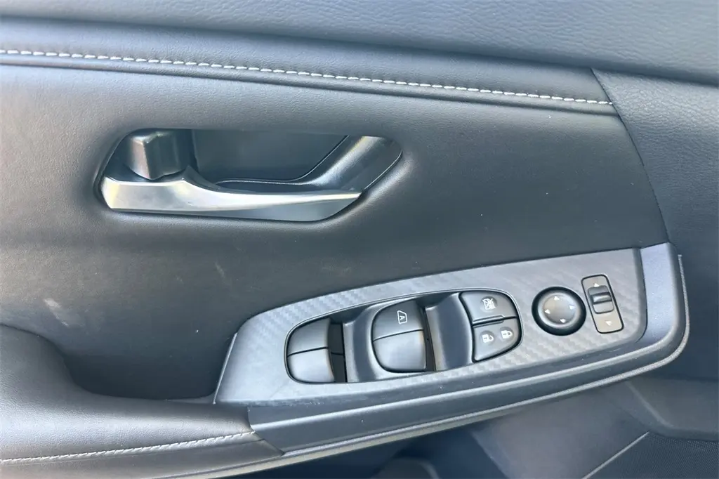 2025 Nissan Sentra SV photo 9