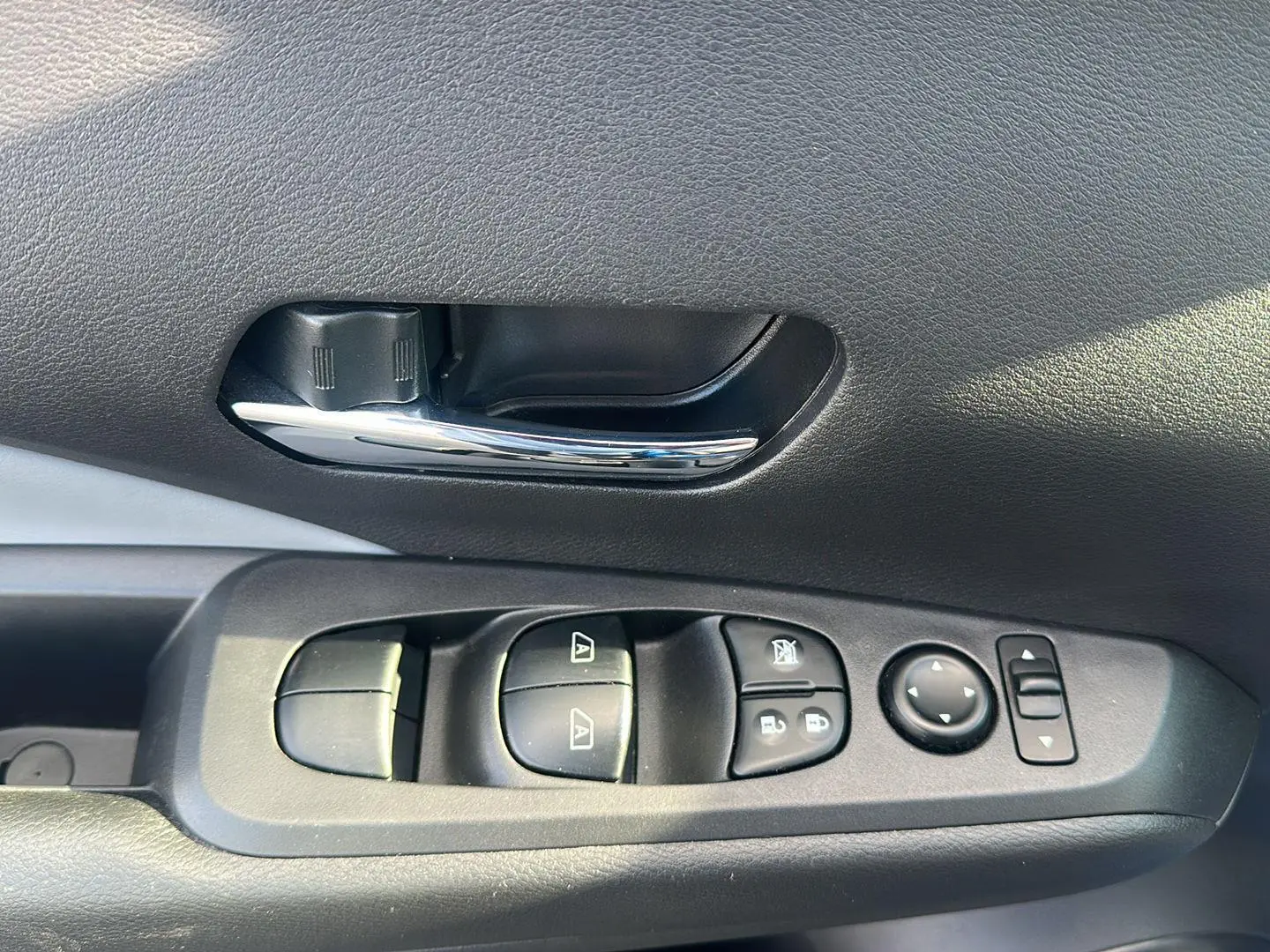 2023 Nissan Kicks SR photo 9