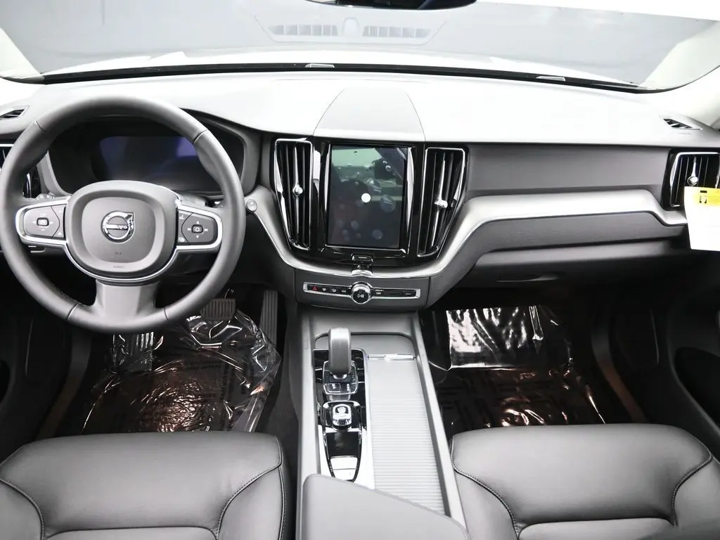 2025 Volvo - image 20