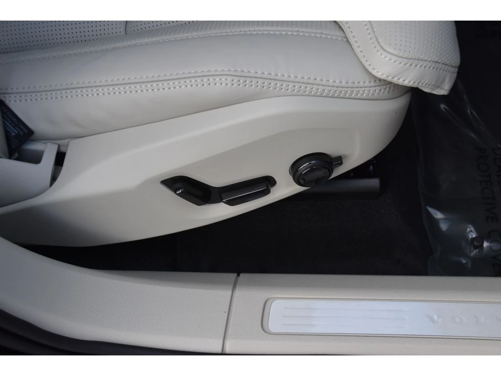 2026 Volvo - image 32