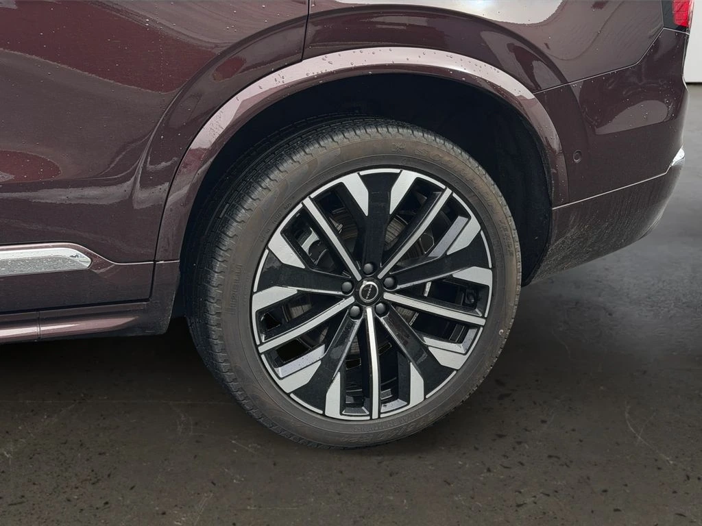 2025 Volvo - image 27