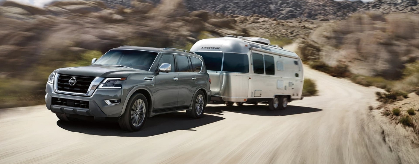 Nissan Armada 2023 gris remolcando una casa rodante Airstream