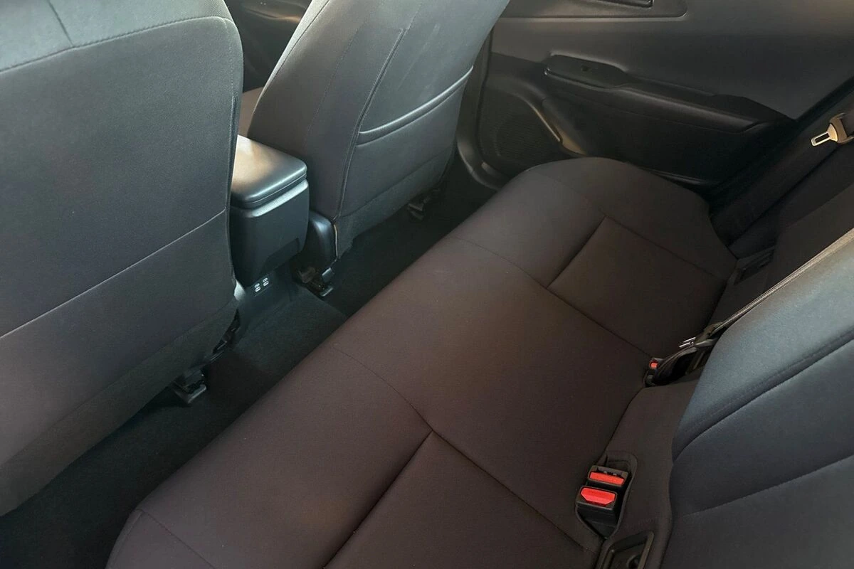 2025 Toyota Prius LE - Photo 12