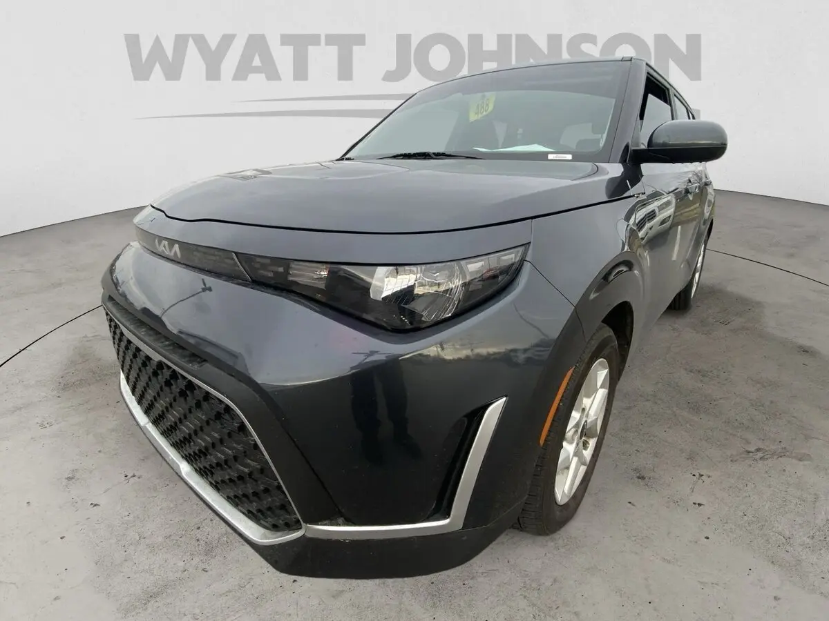 2023 Kia Soul LX's photo