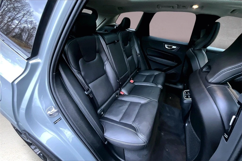 2025 Volvo - image 25