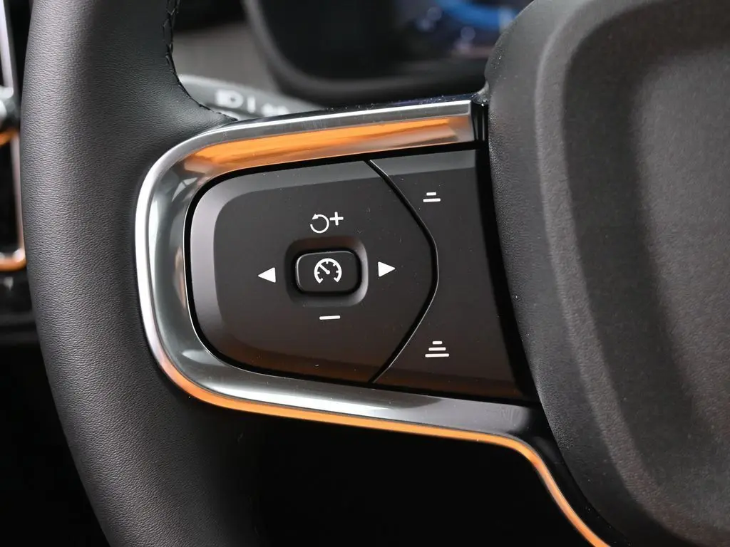 2025 Volvo - image 11