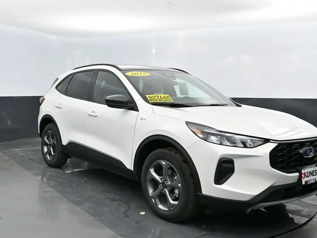 2025 Ford Escape ST-Line photo 4