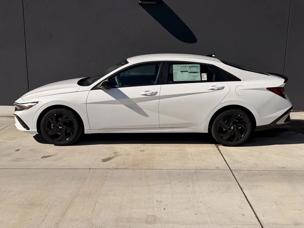 2026 Hyundai Elantra SEL Sport photo 2