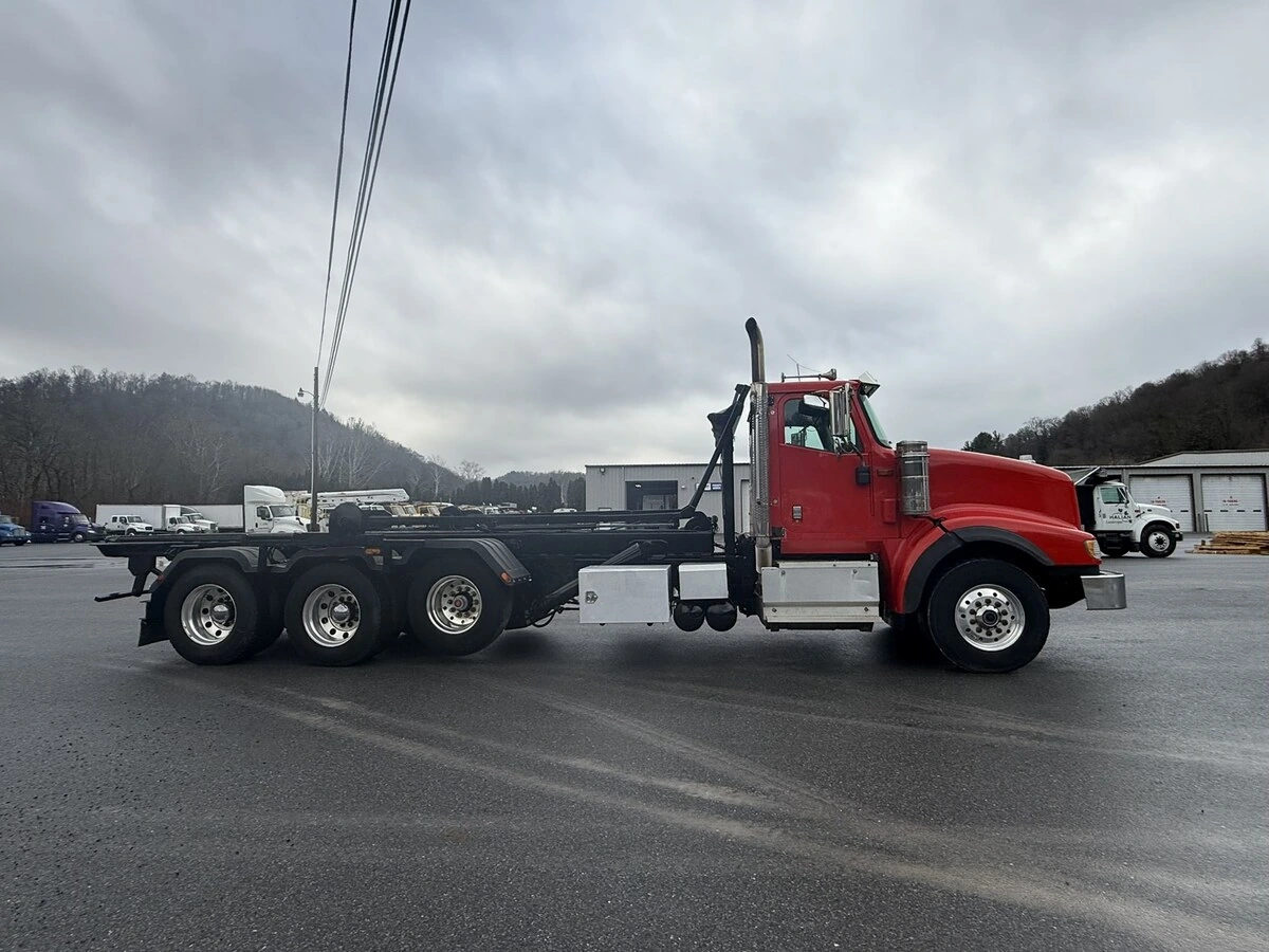 2016 International - image 4