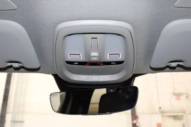 2025 Volvo - image 29