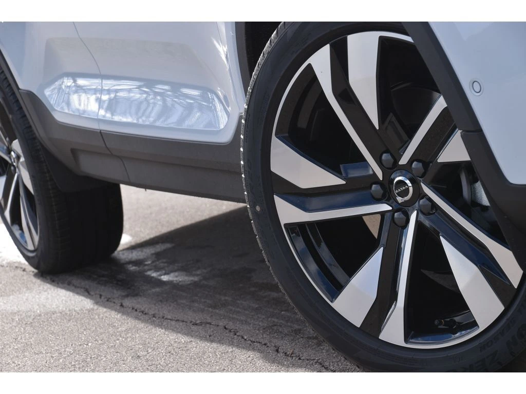 2026 Volvo - image 9