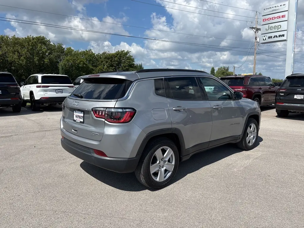 2022 Jeep Compass Latitude photo 3