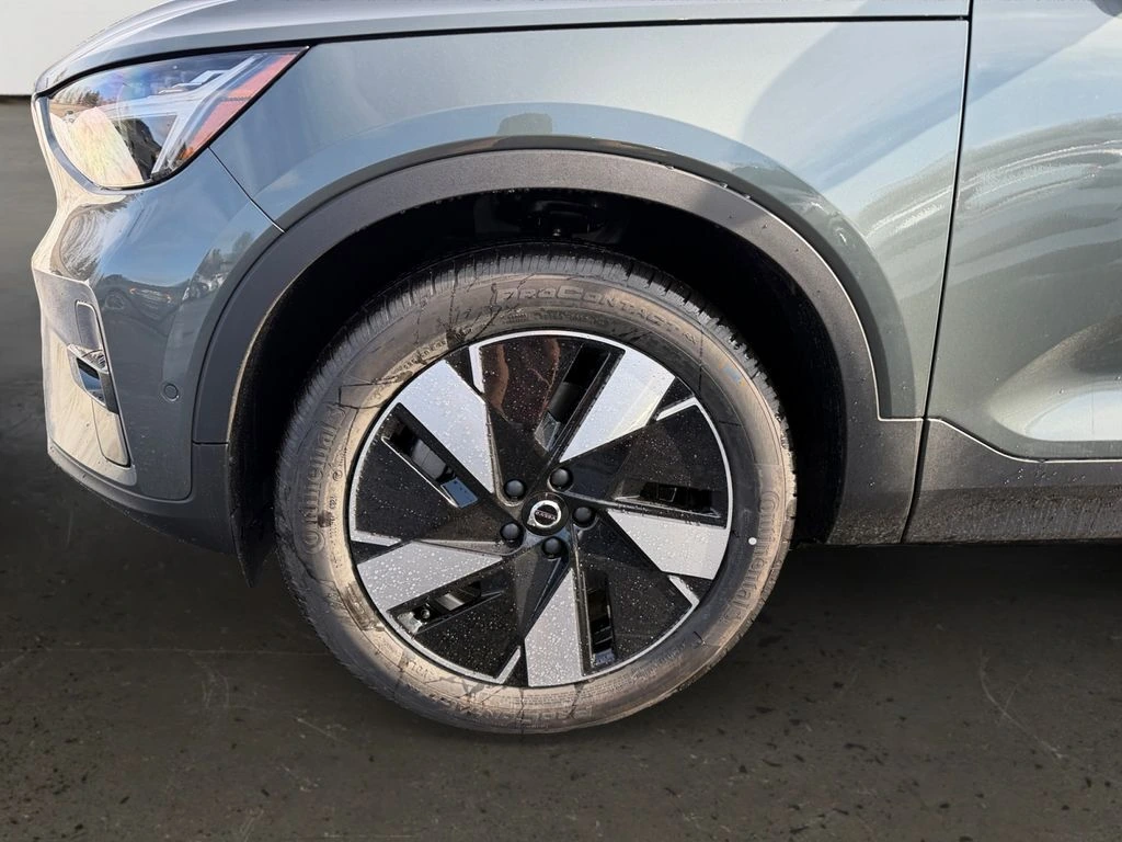 2026 Volvo - image 25
