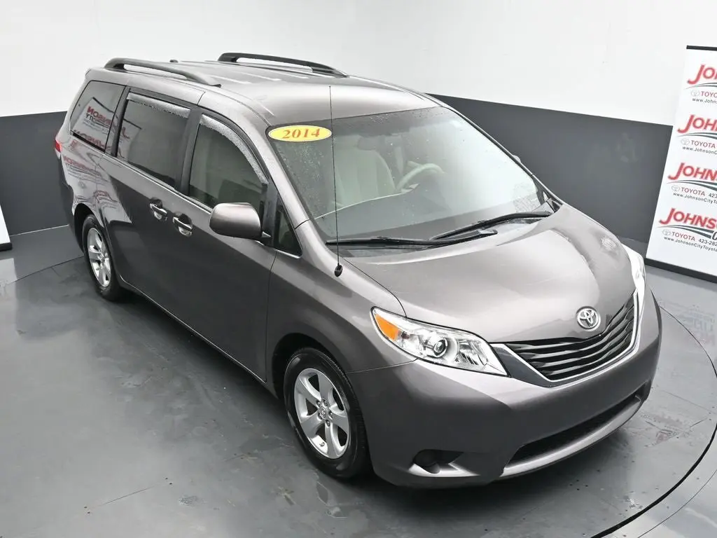 2014 Toyota Sienna LE photo 31