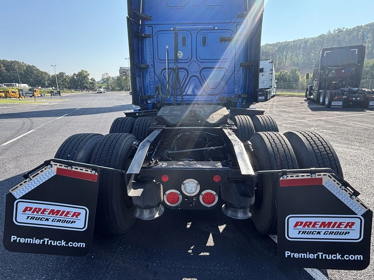 2022 Freightliner Cascadia — photo 6