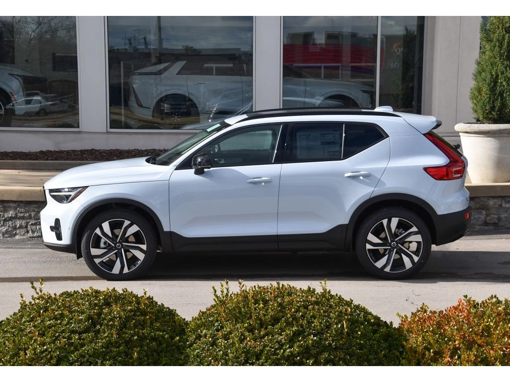 2026 Volvo - image 6