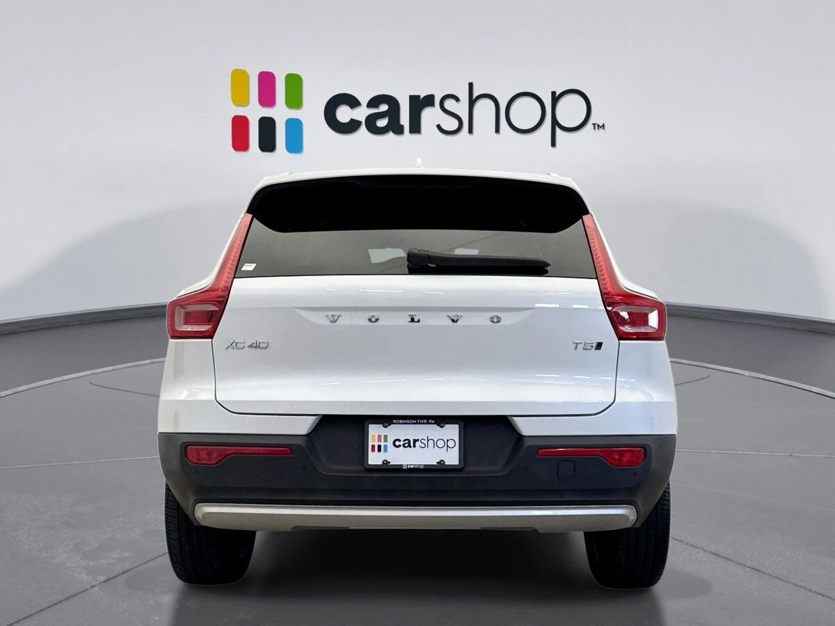 2022 Volvo - image 4