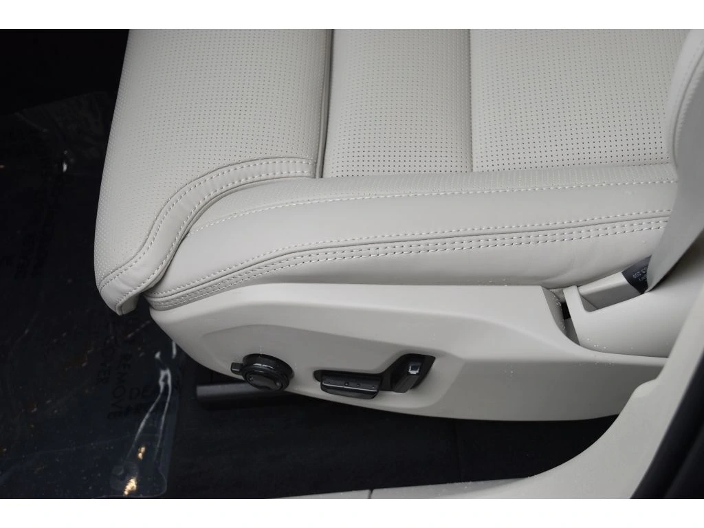 2026 Volvo - image 34