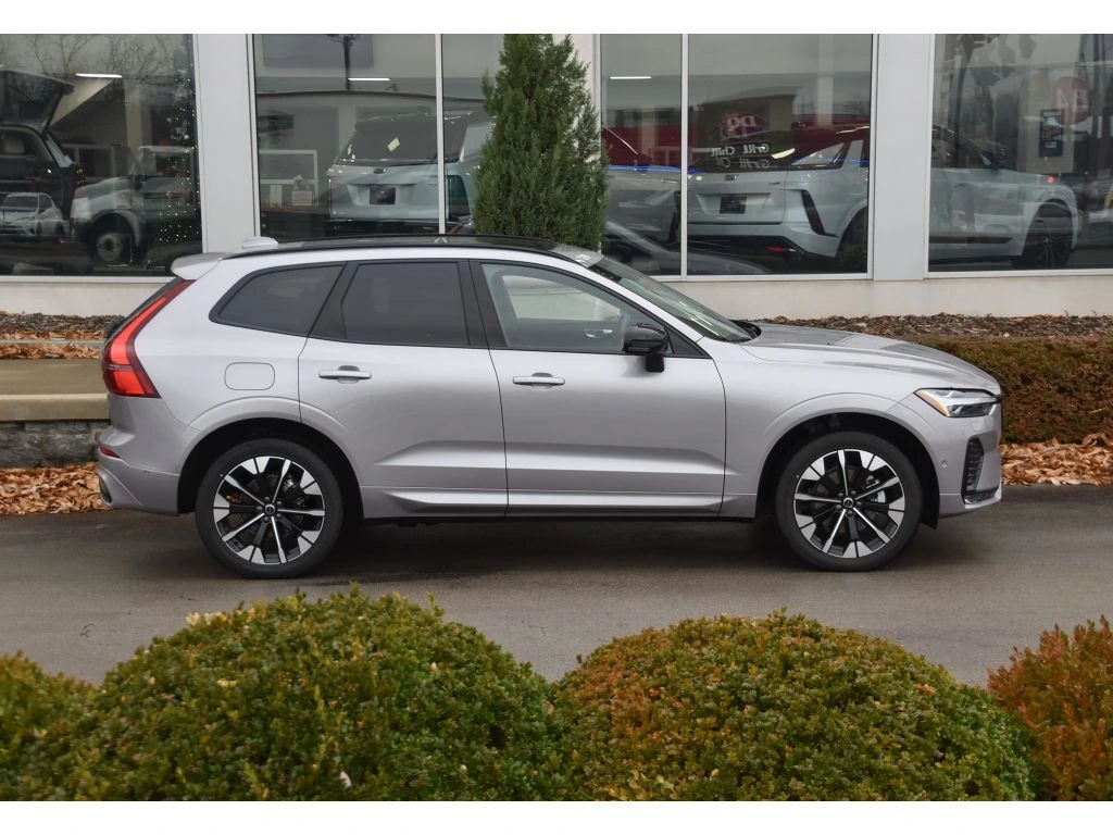 2026 Volvo - image 3