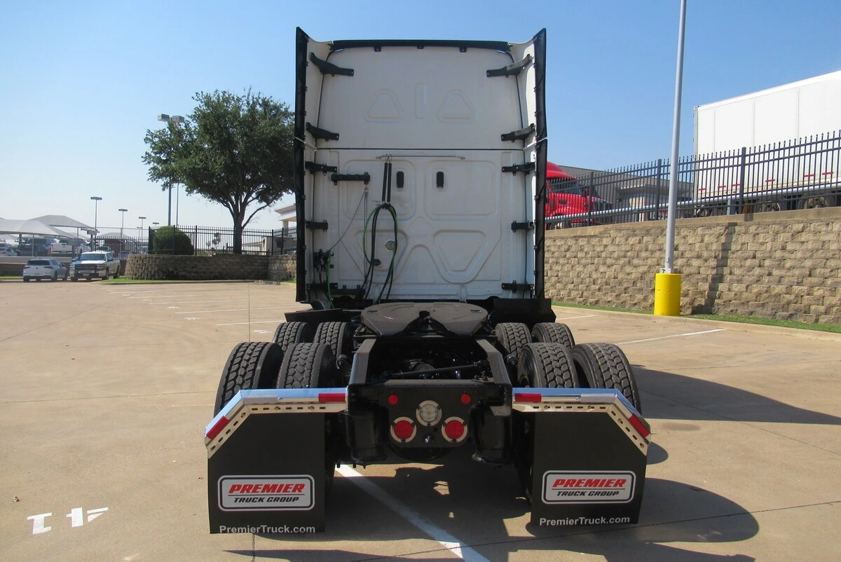 2023 Freightliner Cascadia — photo 8