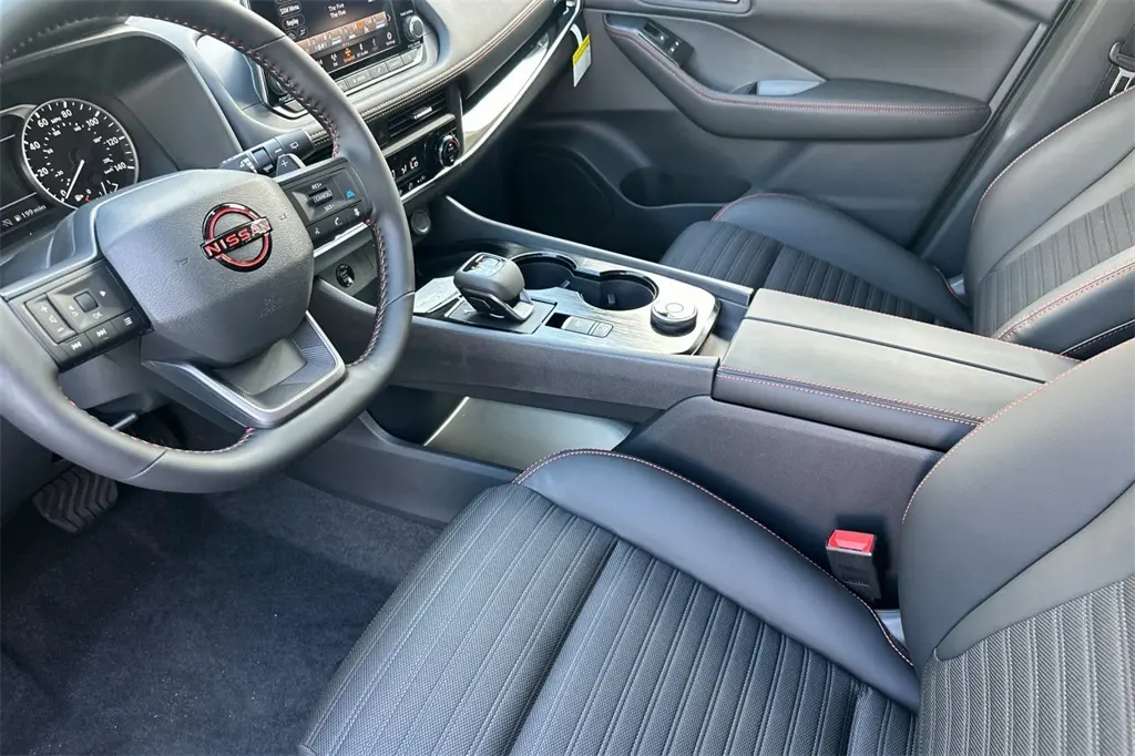 2026 Nissan Rogue SV photo 6