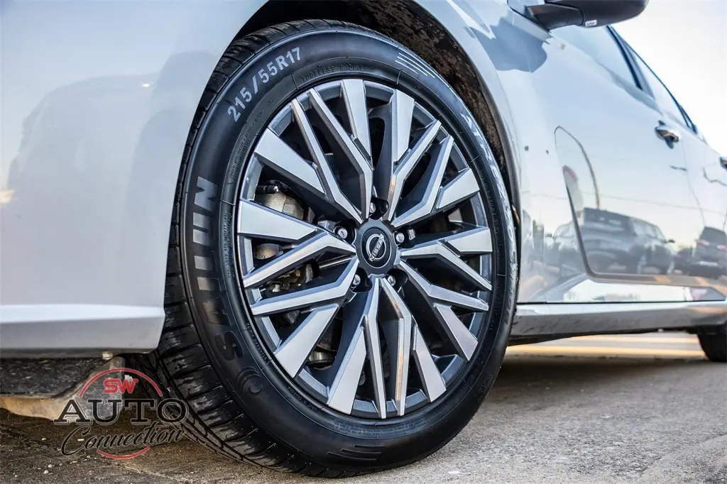 2024 Nissan Altima 2.5 SV photo 3