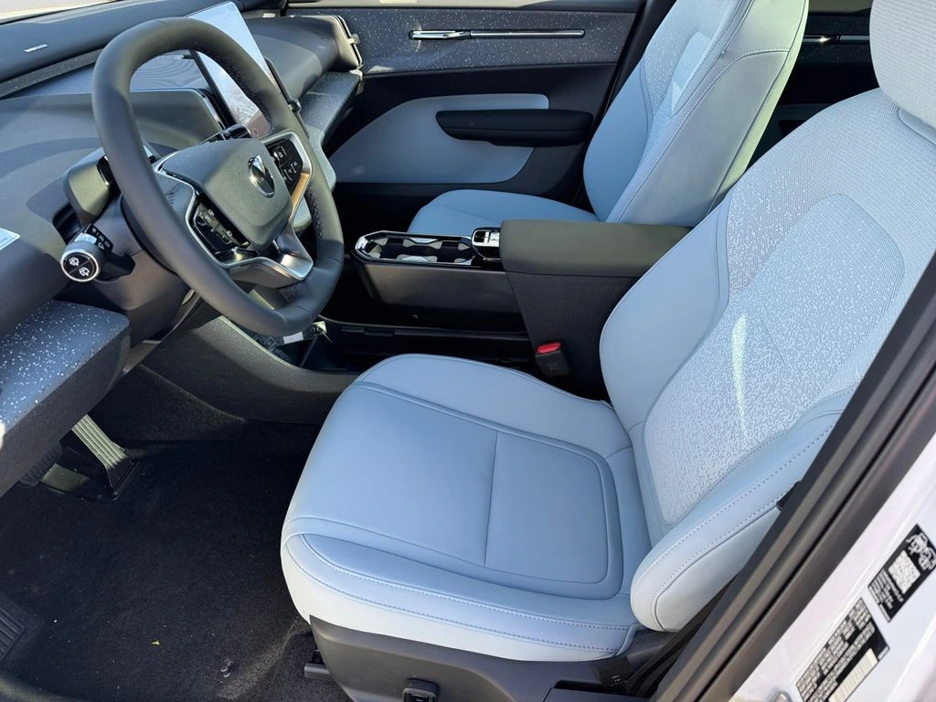 2025 Volvo - image 14