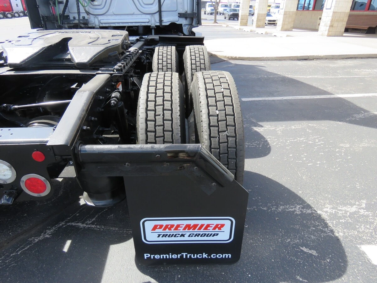 2022 Freightliner Cascadia - image 6