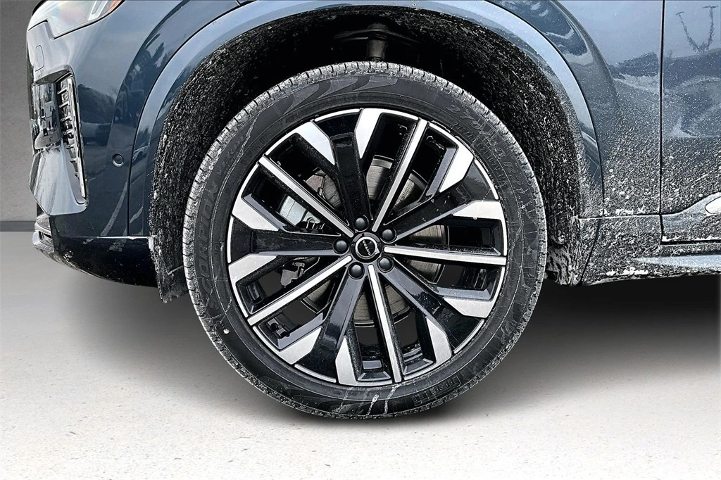 2026 Volvo - image 12