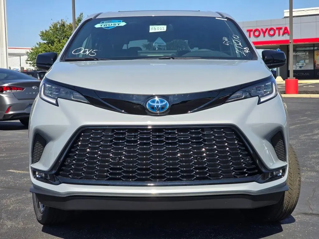 2025 Toyota Sienna XSE photo 12